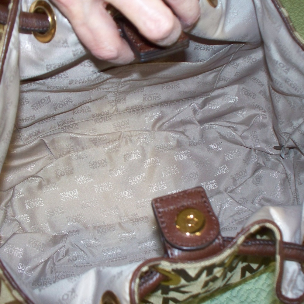 Michael Kors JS Beige/Mocha Ring Tote &  Wristlet - Picture 5 of 7